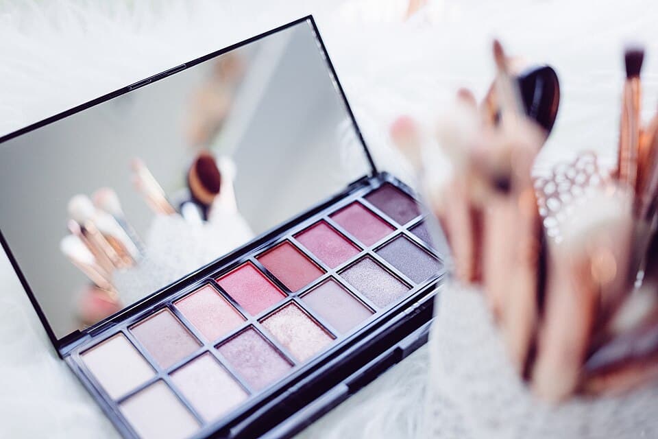 باليت ظلال عيون بألوان وردية